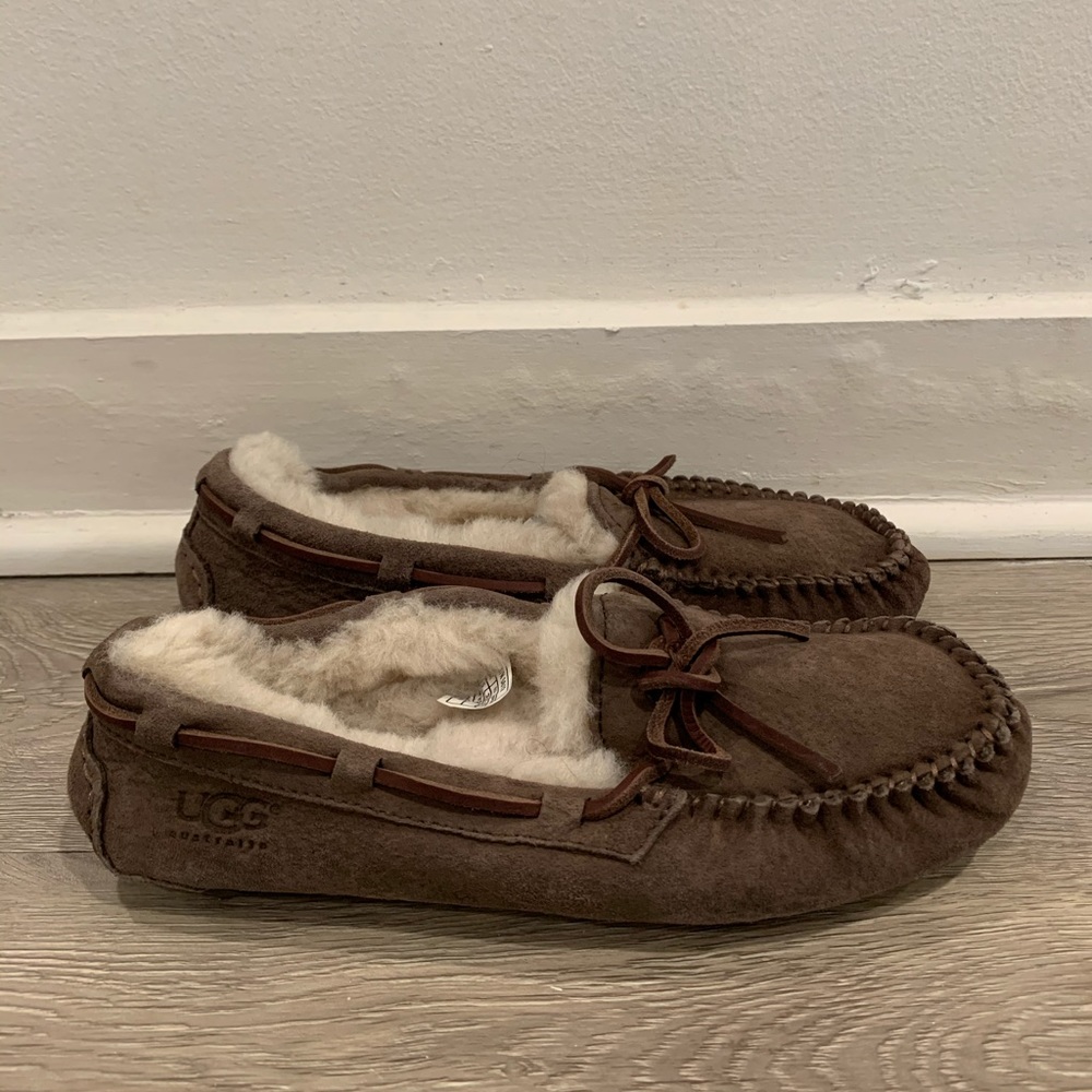 UGG Women’s Dakota Suade Chestnut Slippers Size 6